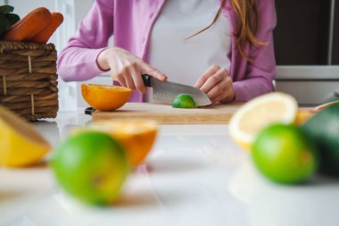 Meyve suyu için mutfakta güzel bir kadın. Vejetaryen yemeği. Sağlıklı organik vejetaryen yemeği. Vejetaryen, biyolojik yemek. Sağlıklı beslenme. Meyve suyu..