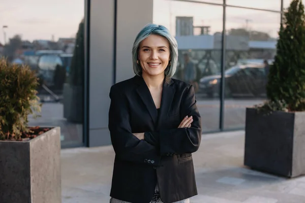 Bellissimo ritratto di donna d'affari con i capelli blu all'esterno per il design dello stile di vita. Bella persona femminile. Uomo d'affari di successo. — Foto Stock