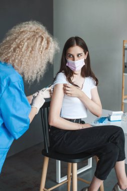 Covid19 aşı tedavisi. Sağlık hizmetleri. Virüs koruması. Doktor hasta için aşı hazırlıyor..