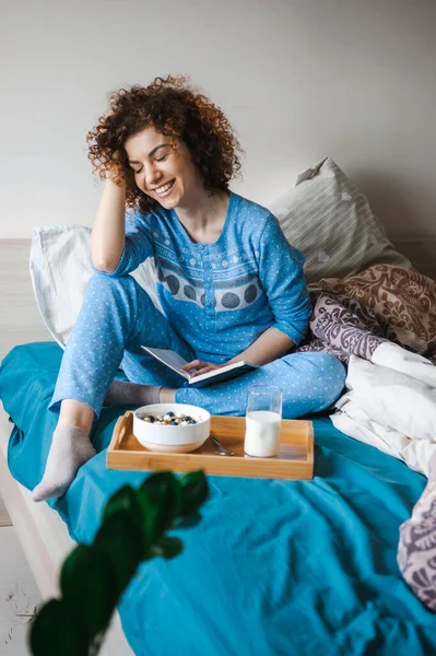 Vacker kvinna häxa lockigt hår poserar för hälsosam livsstil design. Färska frukter. Hälsosam kost. Morgonfoto av en person som äter spannmål. — Stockfoto