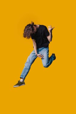 Genç bir birey coşkuyla zıplıyor, özgürlüğün ve sınırsız enerjinin özünü tamamen somutlaştırıyor.