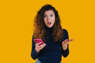 Beklenmedik sevinç tanıma, spontane sosyal medya gerçek duygular ve canlı bir arka plan atmosferi sergiliyor.