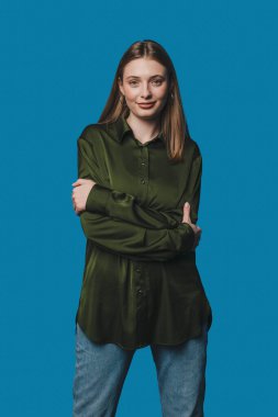 Çekici pozlarda rahat kadın, cana yakın kadın figürü liderlik ve dostluk yayıyor.