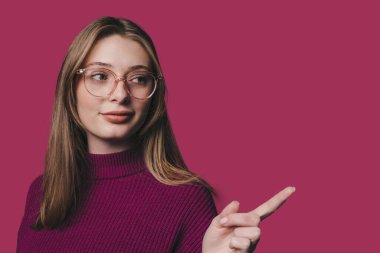 Kendine güvenen bir kadın, kendine güvenen bir pozla dikkatleri çerçeveden uzaklaştırır.