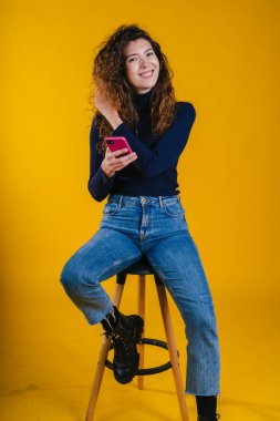 Elektronik teçhizatı olan mutlu, mutlu bir kadın dijital kamerayla mutluluğu ifade ediyor.