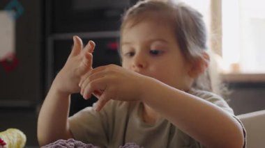 Çocuklar renkli balçık yaratıyor, çocuk yaratıcı aktiviteler yapıyor, renkli balçığı oyuncakla şekillendiriyor ve geriyor.