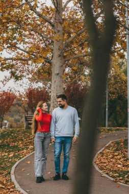 talimat verildiği gibi tamamen farklı varyasyonlar üretmek için orijinal materyal gereklidir