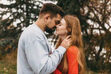 Kafkas çifti, huzurlu parkta alnına dokunuyor. Huzur ve rahatlık dolu, sakallı adam.