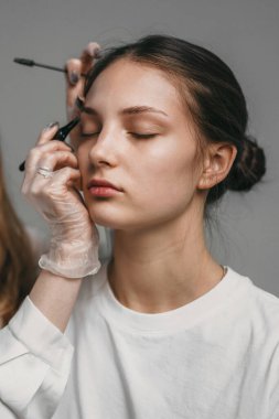 Maskarayı titizlikle sürüyorum. Kusursuz bir görünüm elde etmek için rimel sürüyorum.