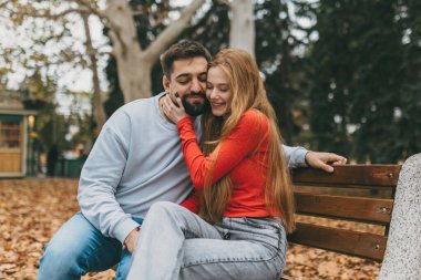 Sonbahar öğleden sonraları hareketli şehir manzarası arasında karşılıklı neşeli sohbetler.