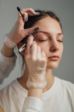 yakın plan beyaz kadın kaş temizleme eğitimi alıyor eğitmen, el rehberi ürünleri, eldivenli