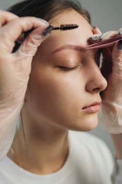 Kafkas kadın mikropatinaj haritalama prosedürü, gözleri kapalı, steril eldivenler ve ince pigment.