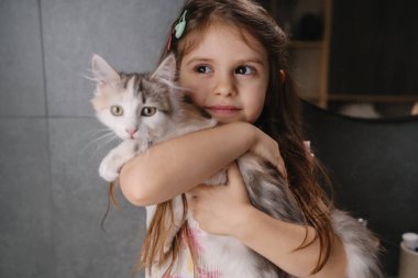 Kucaklayan Kabarık Kedi Göğüse Yakın, Hafif Kapalı Kapalı ve Nazik İfade Derin Taşımacılık