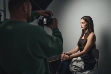 Fotoğraf için Stüdyo Portre Model Pozisyonu, Moody LowKey Işıklandırma, Tarafsız Arkaplan, Tabureye Oturma,