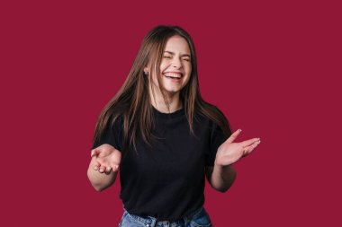 Gülümseyen Kadın El çırpıyor, Belirtilmemiş Etnik Marka Elçisi Vibe Siyah Balıkçı yaka ve Kot Giyiyor,