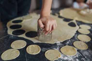Un yüzeyinde el hamuru çemberleri kesme, Basın Üniforması Üniforması Yaratma, Dikkat Kapatma