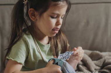 Açık havada gezen çocuk, canlı kış kıyafetleri giyen genç kız merak ve güvenle açık hava sahnesini araştırıyor.