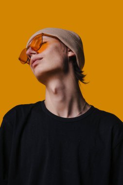 Güneş Gözlüklü, Beanie ve Amber Lensleri Ilık, Açı Boynu Rahatlamış,