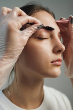 Fırça tarama, renkli kaşlar ve tanımlanmış kemerler için jel sürme, teknisyen saçlarını nazikçe tarama.,
