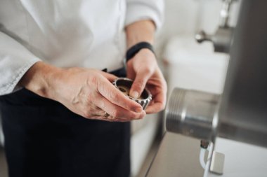 Eller makarna ekstrakeratörü Kafkas şefi paslanmaz mutfak, zanaatkar üretim, odaklanmış kesikler için bıçak ayarlama