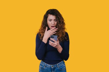 Smartphone Screen, Microcurrent App Discovery ve Samimi Reaksiyon Karşıtlığını Denetleyen Kadın