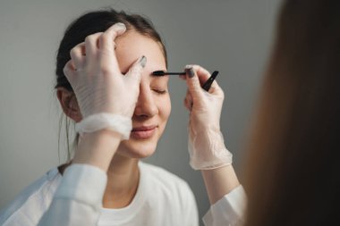 Esthetisyen Mikroakım Büküm Yapıyor, Eldivenli Eller Sabit Alnı, Küçük Fırça Uygulaması