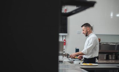 Şef Paslanmaz Kasada Tabak Hazırlama, Odaklanmış Miz ve Bıçak Çalışması, Kaplama Detayları, Endüstriyel Fırın
