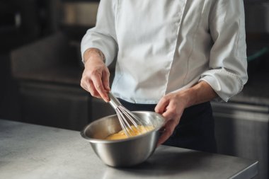 Kafkasyalı Şef Paslanmaz Kasede Yumurta çırpıyor, Hareket ve Dokuların Kapanışı, Görünür Yumurta Çizgileri,