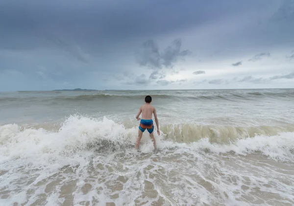 Menino Asiático Sentiu Feliz Divertido Praia Com Céu Nublado — Fotografia de Stock