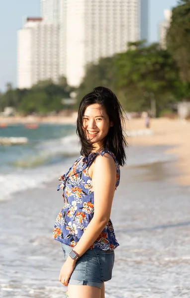 Une Femme Asiatique Sur Plage Avec Plaisir Bonheur Pattaya Plage — Photo