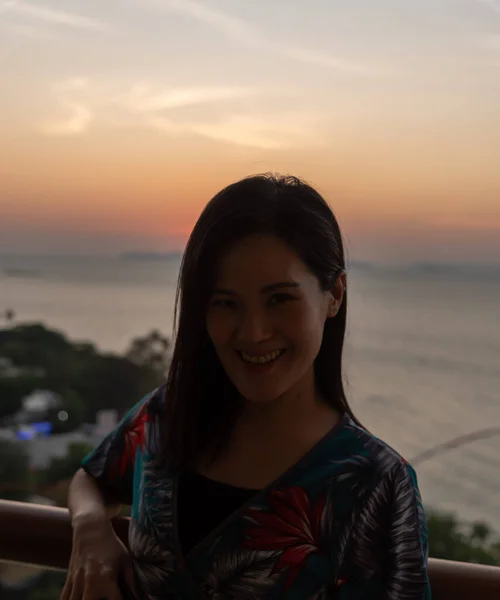 Asiatisk Kvinna Porträtterar Hotellet Med Glädje Och Solnedgång Tid Pattaya — Stockfoto