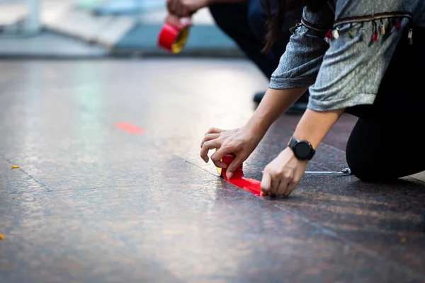 Les Gens Ont Mis Paperasserie Sur Plancher Pour Alerter Endroit — Photo