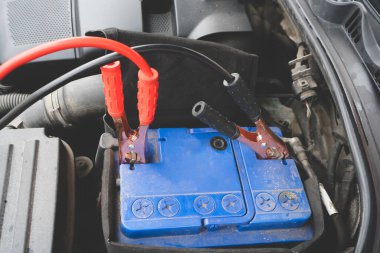 Kabloları arabanın düşük aküsüne bağla..