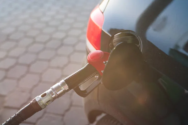 Pistolet Tankujący Red Petrol Pump Zbiorniku Czarnego Samochodu Blizną Soczewce Obrazek Stockowy