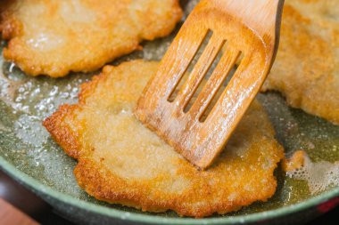 Seramik yeşil tavada patatesli gözleme.