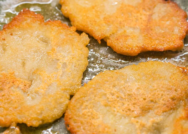 Kartoffelpuffer auf keramischer grüner Pfanne — Stockfoto