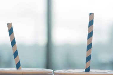 Mavi kağıt bardakta mavi ve beyaz çizgili organik kağıt kamış. Geri dönüşüm kavramı.