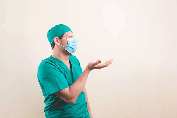 Retrato Médico Joven Traje Cirujano Verde Máscara Respiratoria Protectora Sin —  Fotos de Stock