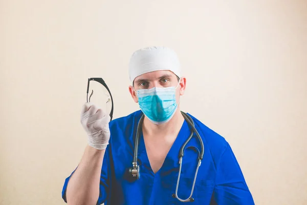 Ung Läkare Blå Kirurg Kostym Och Skyddande Andningsmask Med Skyddsglasögon — Stockfoto