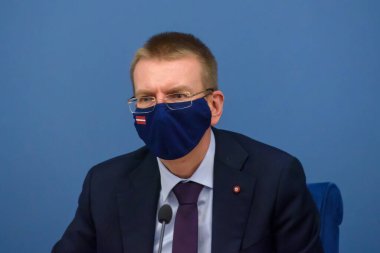 RIGA, LATVIA. 21 Ekim 2020. Anze Logar, Slovenya Dışişleri Bakanı ve Edgars Rinkeviç 'in (fotoğrafta) basın toplantısı, Letonya Dışişleri Bakanı.