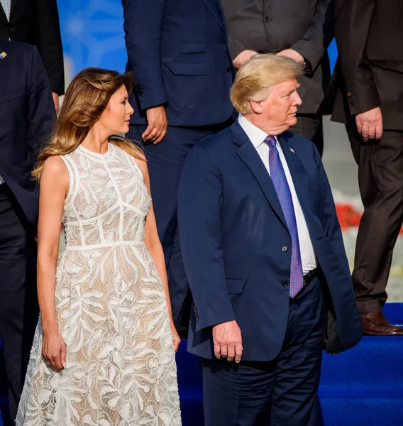 2018年7月11日 布鲁塞尔 比利时 Brussels Belgium 美利坚合众国第一夫人Melania Trump 和美利坚合众国总统Donald Trump 在北约组织2018年年度部长级会议期间的全家福 — 图库照片