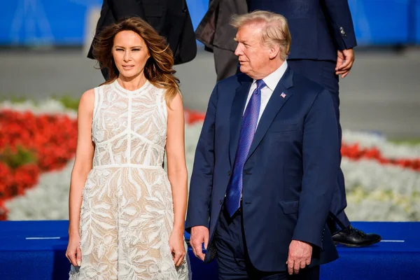11.07.2018. BRÜZSEL, BELGIUM. Melania Trump (L), Amerika Birleşik Devletleri First Lady 'si ve Amerika Birleşik Devletleri Başkanı Donald Trump (R), aile fotoğrafı sırasında, iş yemeğinden önce, NATO SUMIT 2018 sırasında.