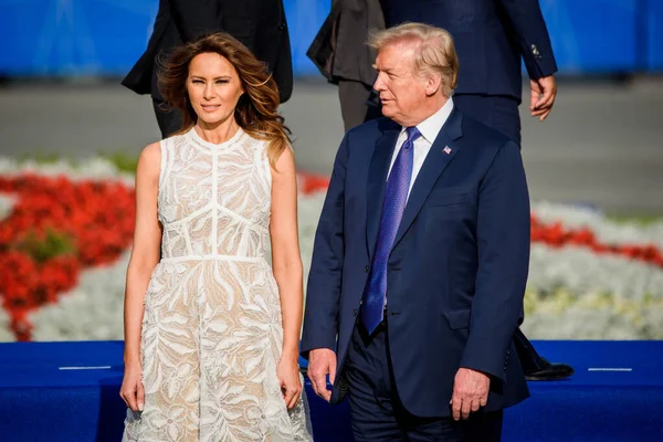 2018年7月11日 布鲁塞尔 比利时 Brussels Belgium 美利坚合众国第一夫人Melania Trump 和美利坚合众国总统Donald Trump 在北约组织2018年年度部长级会议期间的全家福 — 图库照片
