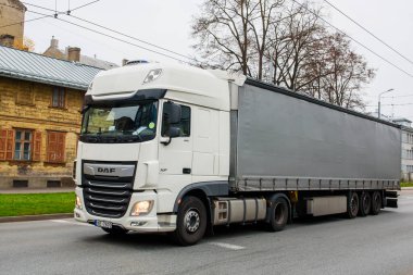 RIGA, LATVIA. 12 Kasım 2020. Sokakta kamyon sürüyor..
