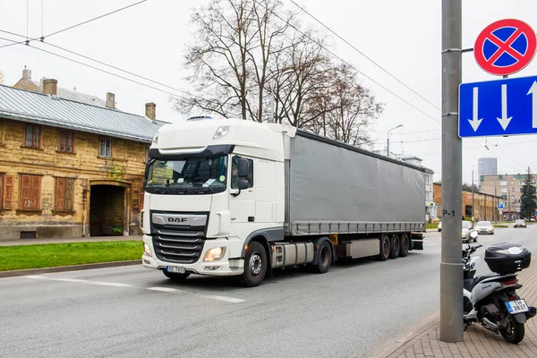Riga Łotwa Listopada 2020 Ciężarówka Jazdy Ulicy — Zdjęcie stockowe