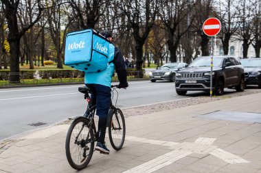 RIGA, LATVIA. 12 Kasım 2020. Riga City 'de Wolt şirketinin yemek dağıtım işçisi. Wolt, gıda dağıtım platformuyla tanınan Fin teknoloji şirketidir..