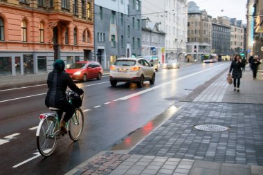 RIGA, LATVIA. 19 Kasım 2020. Bisiklet yolu. Riga 'da Caka Caddesi.