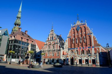 RIGA, LATVIA. 9 Ağustos 2020. Siyahların Evi. Riga Old City 'de. Eski kasaba UNESCO dünya mirası sahalarının altında yer alıyor.