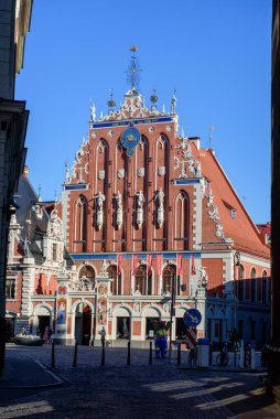 RIGA, LATVIA. 9 Ağustos 2020. Siyahların Evi. Riga Old City 'de. Eski kasaba UNESCO dünya mirası sahalarının altında yer alıyor.