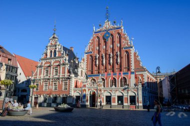 RIGA, LATVIA. 9 Ağustos 2020. Siyahların Evi. Riga Old City 'de. Eski kasaba UNESCO dünya mirası sahalarının altında yer alıyor.